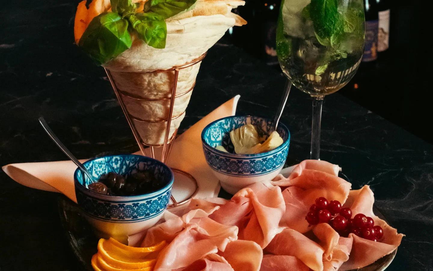 Tagliere di prosciutto crudo con focaccia e olive e uno spritz Hugo – Il Mastino Bistrot, Verona