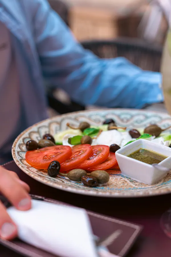 Caprese di bufala con pomodori, olive e pesto – Il Mastino Bistrot, Verona