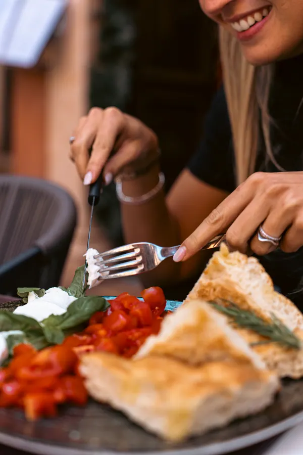 Focaccia con bufala, pomodorini e basilico – Il Mastino Bistrot, Verona