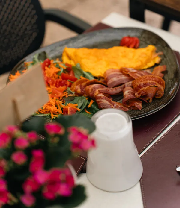 Colazione salata con frittata, bacon e verdure – Il Mastino Bistrot, Verona