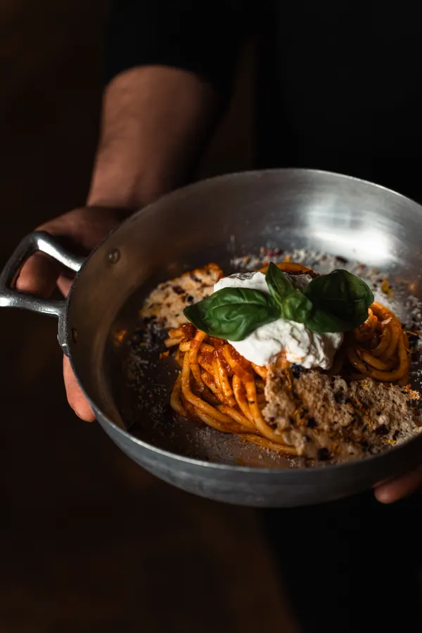 Pasta al pomodoro con stracciatella e basilico servita in padella – Il Mastino Bistrot, Verona