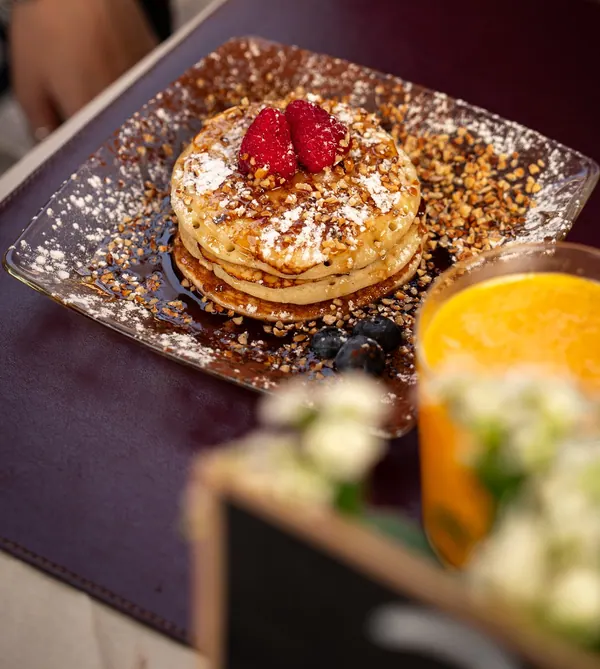 Pancake con lamponi, zucchero a velo e granella – Il Mastino Bistrot, Verona