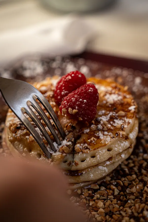Pancake con lamponi, granella e sciroppo – Il Mastino Bistrot, Verona