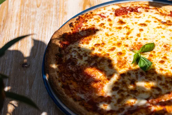 Pizza margherita con basilico al sole del plateatico – Il Mastino Bistrot, Verona