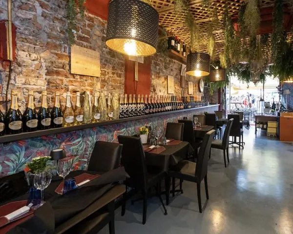La sala del Mastino Bistrot con il muro in mattoni e la parete di bollicine – Verona
