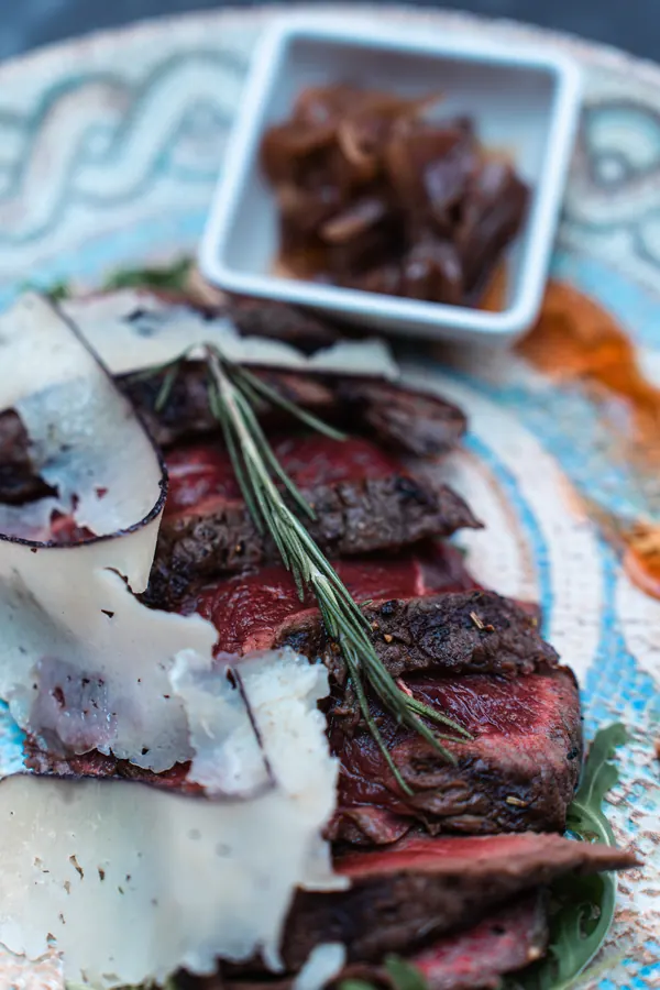 Tagliata di scottona con scaglie di formaggio ubriaco, rosmarino e cipolle caramellate – Il Mastino Bistrot, Verona