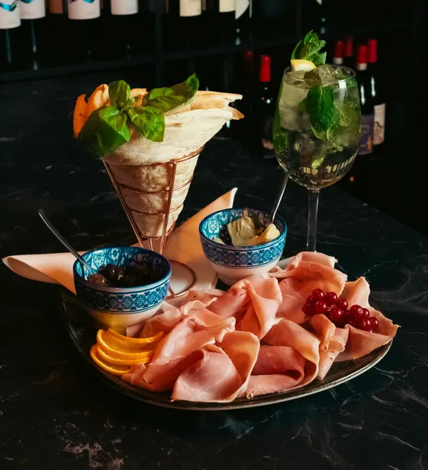 Tagliere di prosciutto crudo con cono di focaccia, olive e spritz Hugo – Il Mastino Bistrot, Verona