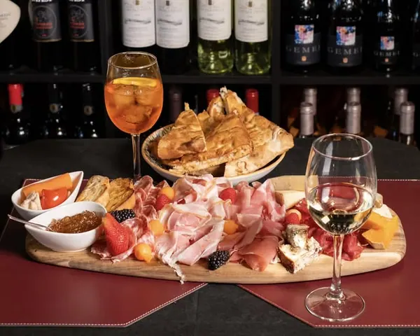Tagliere di salumi, formaggi e frutta con spritz e un calice di bianco – Il Mastino Bistrot, Verona