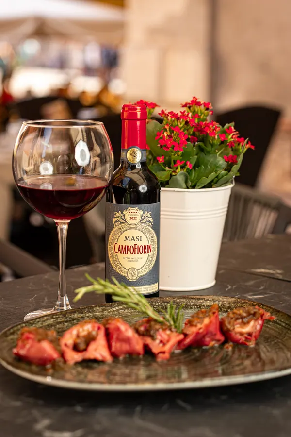 Tortelli all'Amarone ripieni di brasato con un calice di rosso – Il Mastino Bistrot, Verona