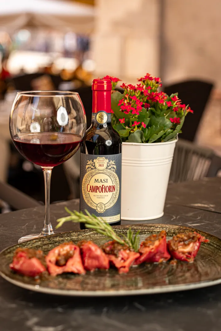 Tortelli all'Amarone ripieni di brasato con una bottiglia di Masi Campofiorin e un calice di rosso – Il Mastino Bistrot, Verona